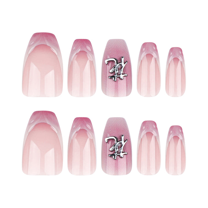 Kunstvolle Stiletto-Nägel mit floralen Akzenten und 3D-Details Karnz