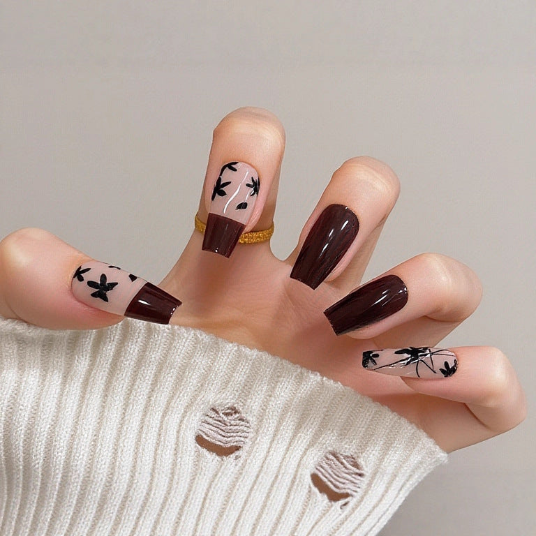 Kunstvolle Nagelverlängerungen mit Eleganten Spitzen Karnz