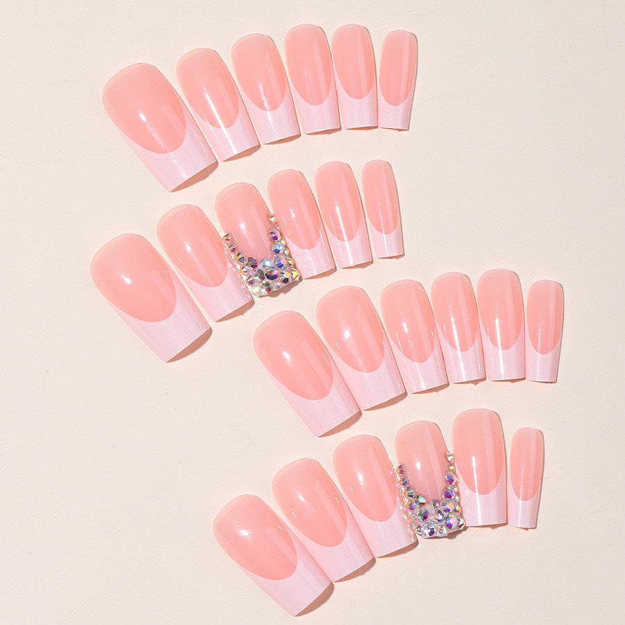 Stylische Nagelverlängerungen mit Glitzer-Design Karnz
