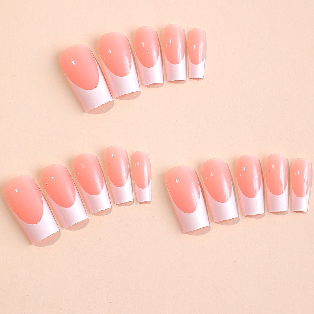 Kreatives Kunstnagelset mit elegantem French-Tip Karnz