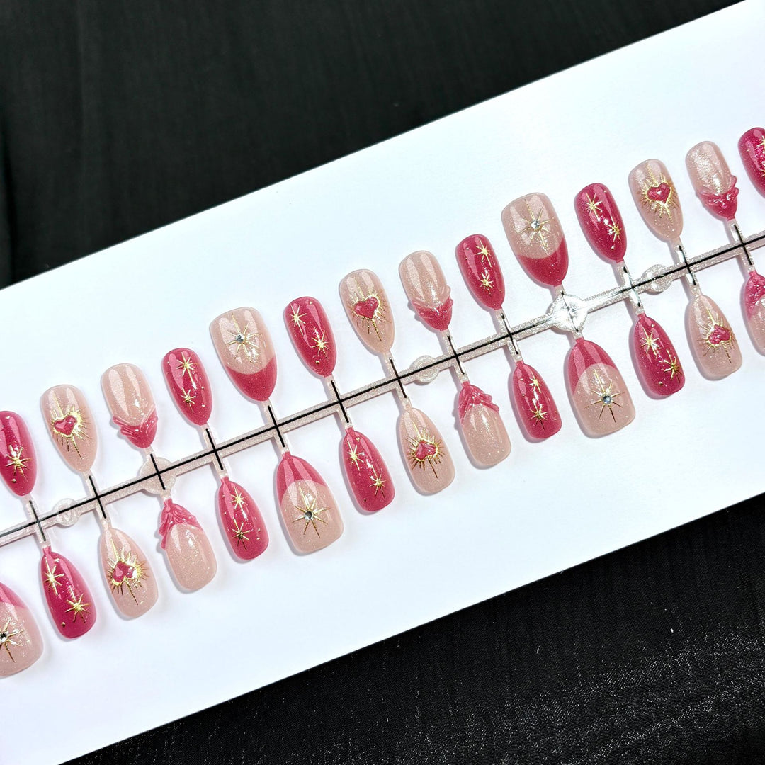 Dekorativer Press-On-Nagelset mit Herz- und Sternakzenten