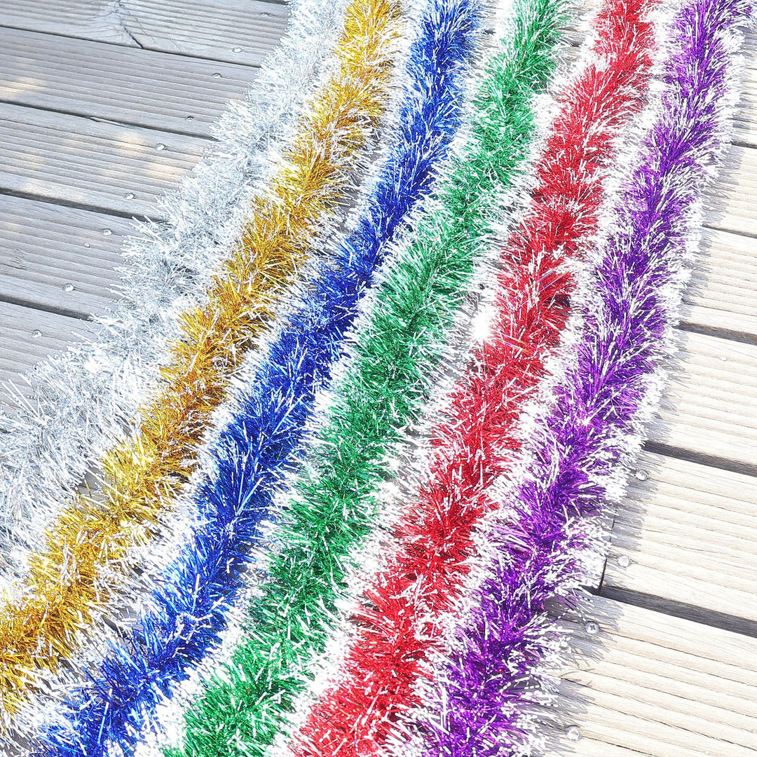 Glitzernde Weihnachtsgirlande mit Schneeflockenmotiven