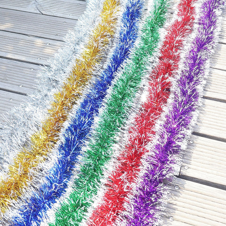 Glitzernde Weihnachtsgirlande mit Schneeflockenmotiven