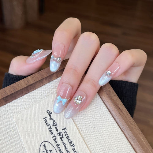 Dekorative Press-On Nagelkunst mit 3D Akzenten Karnz