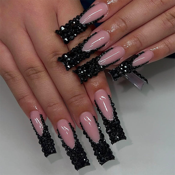 Elegantes Nagelkunst Press-On-Set mit dekorativen Edelsteinen Karnz
