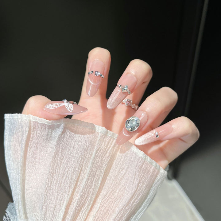 Künstlerisches, mit Kristallen verziertes Press-On-Nageldesign Karnz