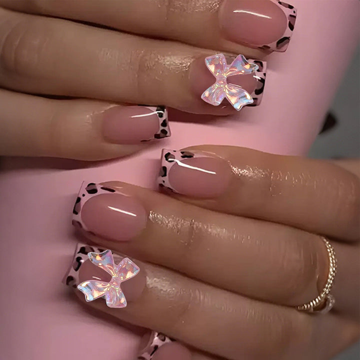 Kunstnagelset mit bunten Schleifen- und Leopardenmotiven Karnz
