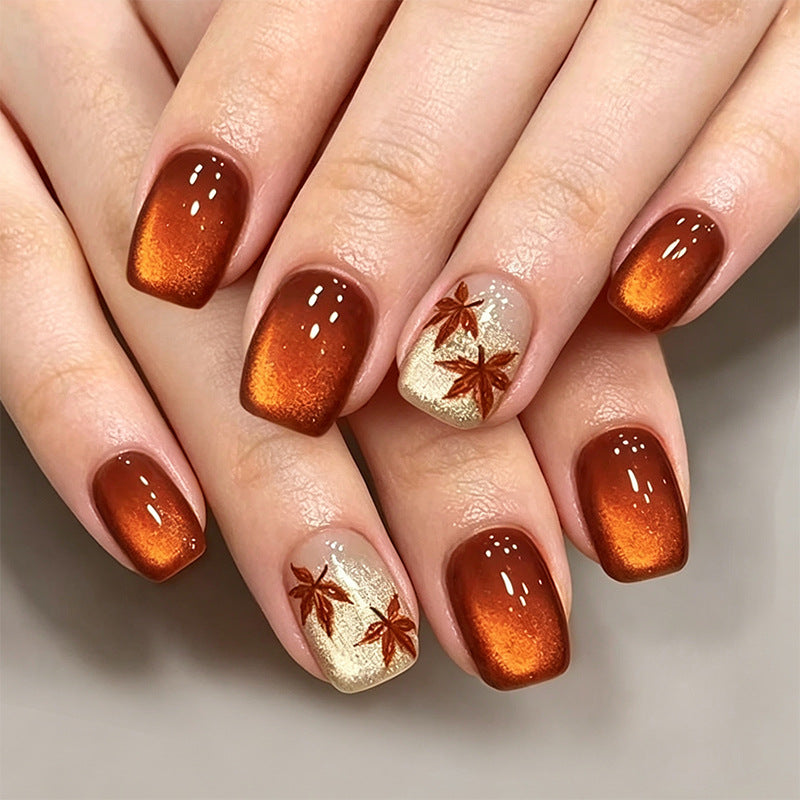 Exklusive Kunstnägel mit elegantem Tiermotiv und Glitzerakzenten Karnz