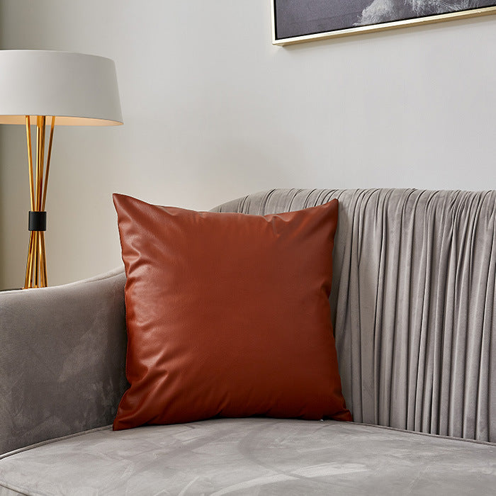 Quadratischer Premium-Kissenbezug aus veganem Nappaleder mit Soft‑Touch Oberfläche Karnz