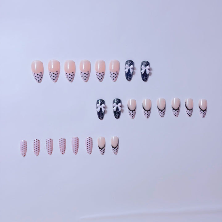 Elegante Kunstnägel mit Spitzendesign und Schleifenakzenten Karnz