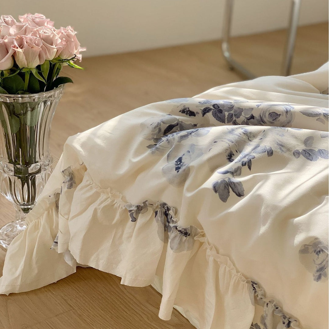 Shabby-Chic Baumwollsatin-Bettgarnitur mit Rüschenvolant und Aquarellrosen-Print