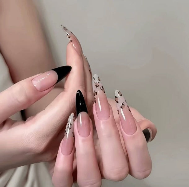 Dekorative Stiletto Nagelverzierungen Karnz