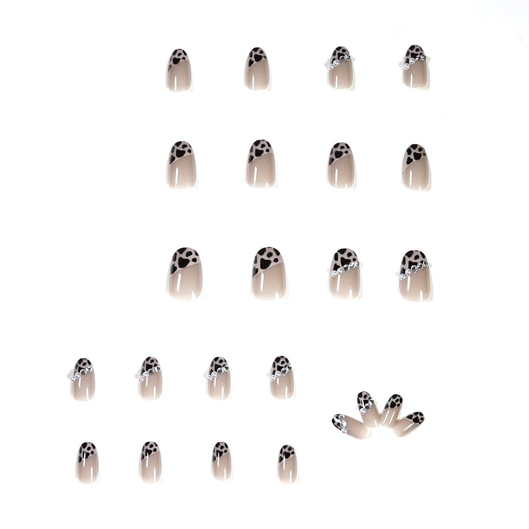 Kunstnagelset mit glamourösen Leoparden-Muster und eleganten Perlverzierungen Karnz