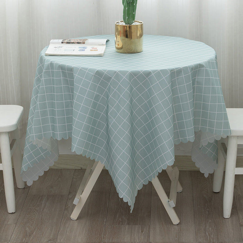 Runde abwaschbare Tischdecke mit feinem Karo‑Gittermuster und welligem Saum