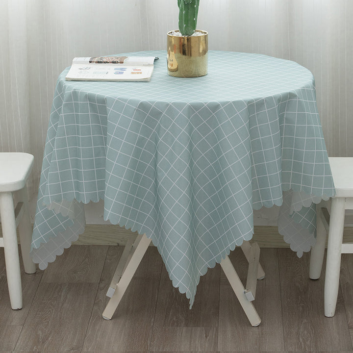 Runde abwaschbare Tischdecke mit feinem Karo‑Gittermuster und welligem Saum