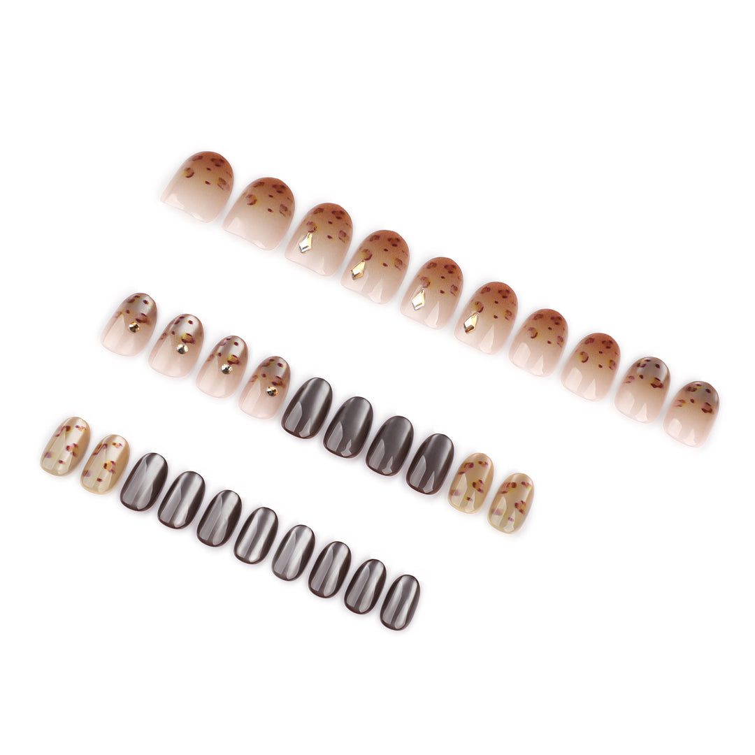 Kunstvolle Nagelkunst mit Glitzerakzenten und elegantem Design Karnz