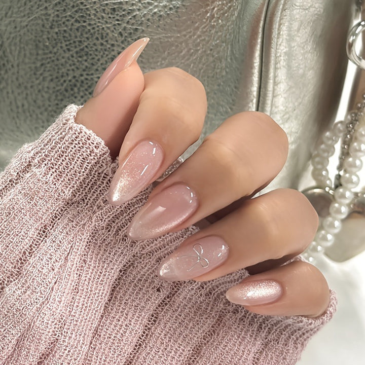 Kunstnagelset mit zartem Glitter und eleganten Schleifenverzierungen Karnz
