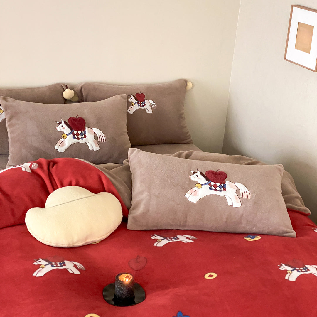 Kuscheliges Bettwäsche-Set aus Samt mit Pferde-Applikation