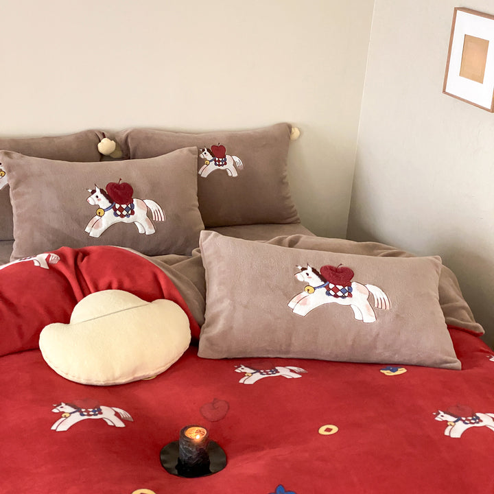 Kuscheliges Bettwäsche-Set aus Samt mit Pferde-Applikation
