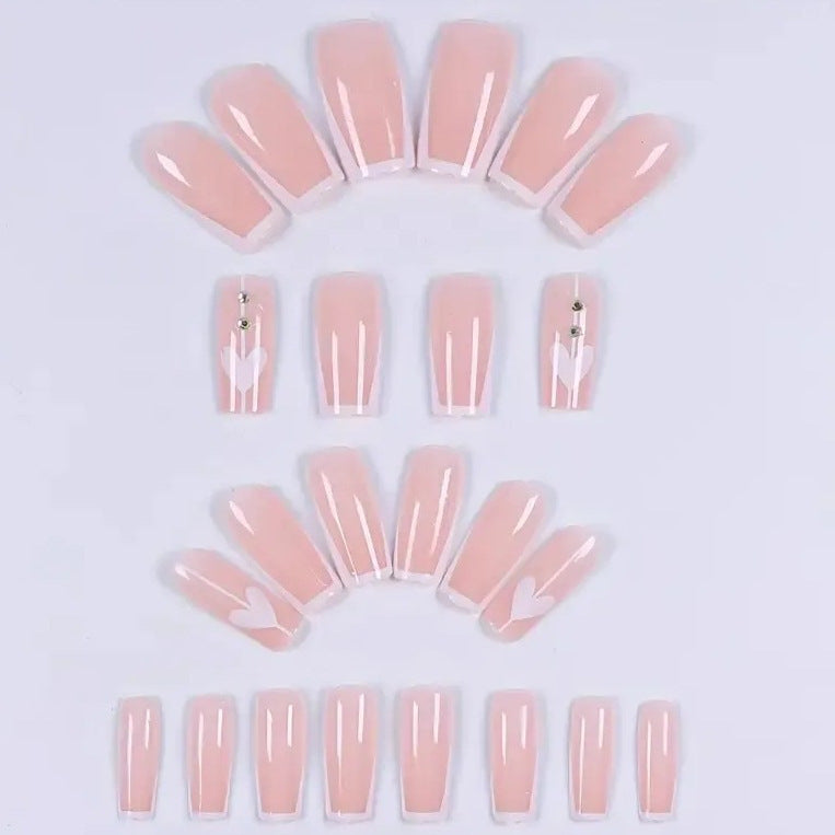 Elegante Herzdesign Nagelverstärkungen Karnz
