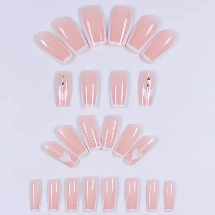 Elegante Herzdesign Nagelverstärkungen Karnz