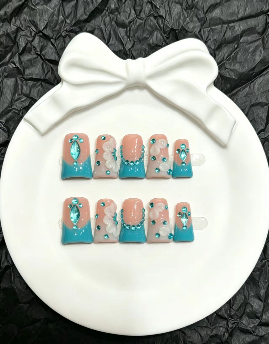 Dekoratives Press-On Nagelkunst Set mit floralen und Juwelenakzenten  1791774497
