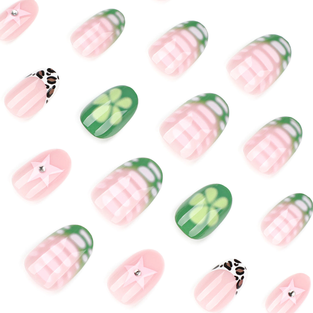 Künstliche Nailart mit floralen Akzenten Karnz
