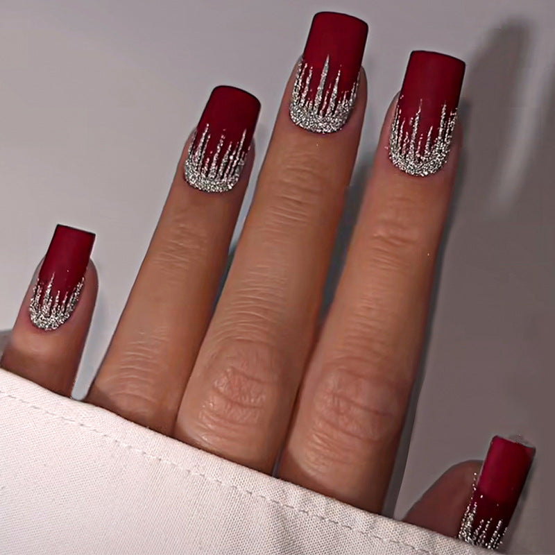 Künstlerisches Press-On Nail Set mit Silber Tropfen Design Karnz