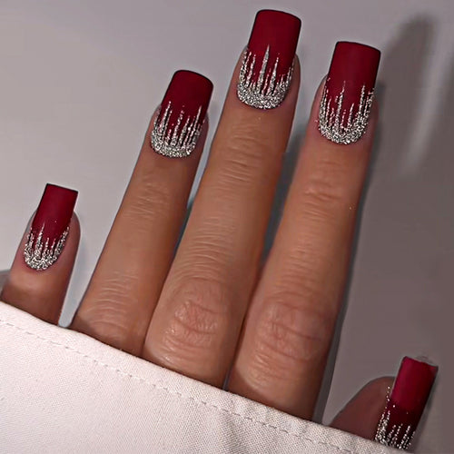 Künstlerisches Press-On Nail Set mit Silber Tropfen Design Karnz