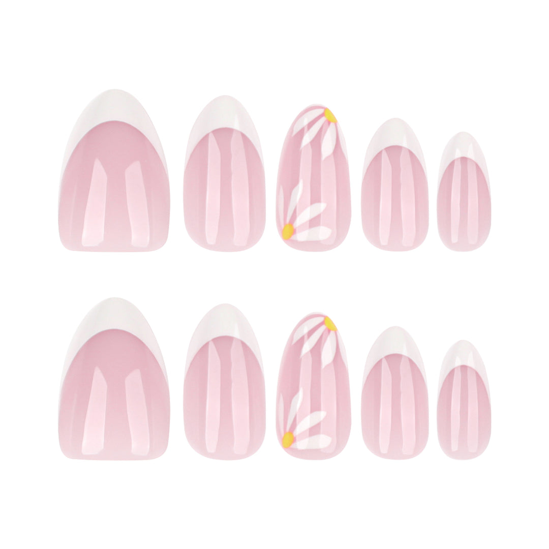Elegante Nagelkunst mit Blütenmotiven Karnz