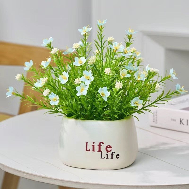 Dekorative Topfpflanzenarrangement mit Kunstblumen