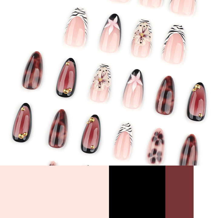 Nail Art mit elegantem Blumendesign und Glitzerakzenten Karnz