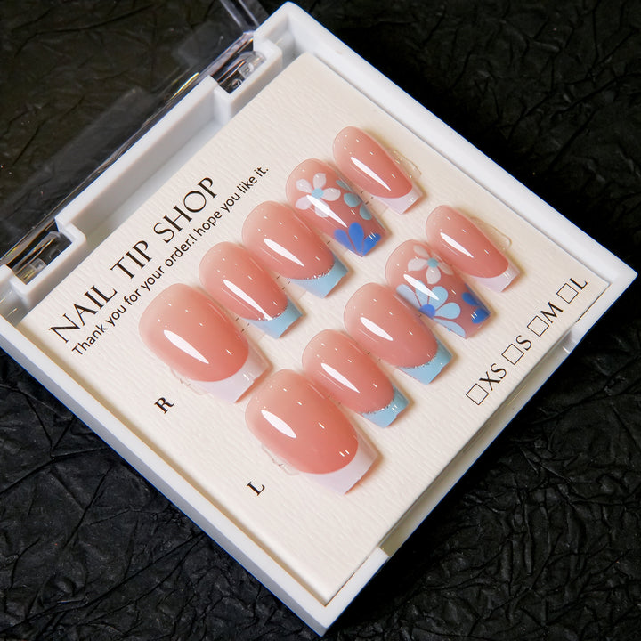Press-On Nagelkunstset mit eleganten floralen Designs