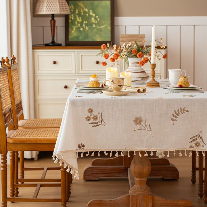 Elegante bestickte Tischdecke