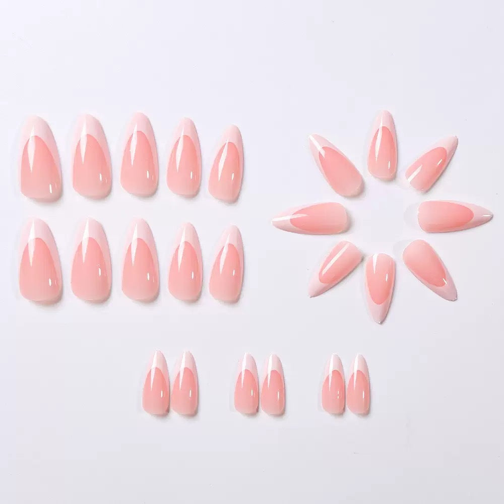 Kunstnagelset mit elegantem französischen Design und Gloss Effekt Karnz