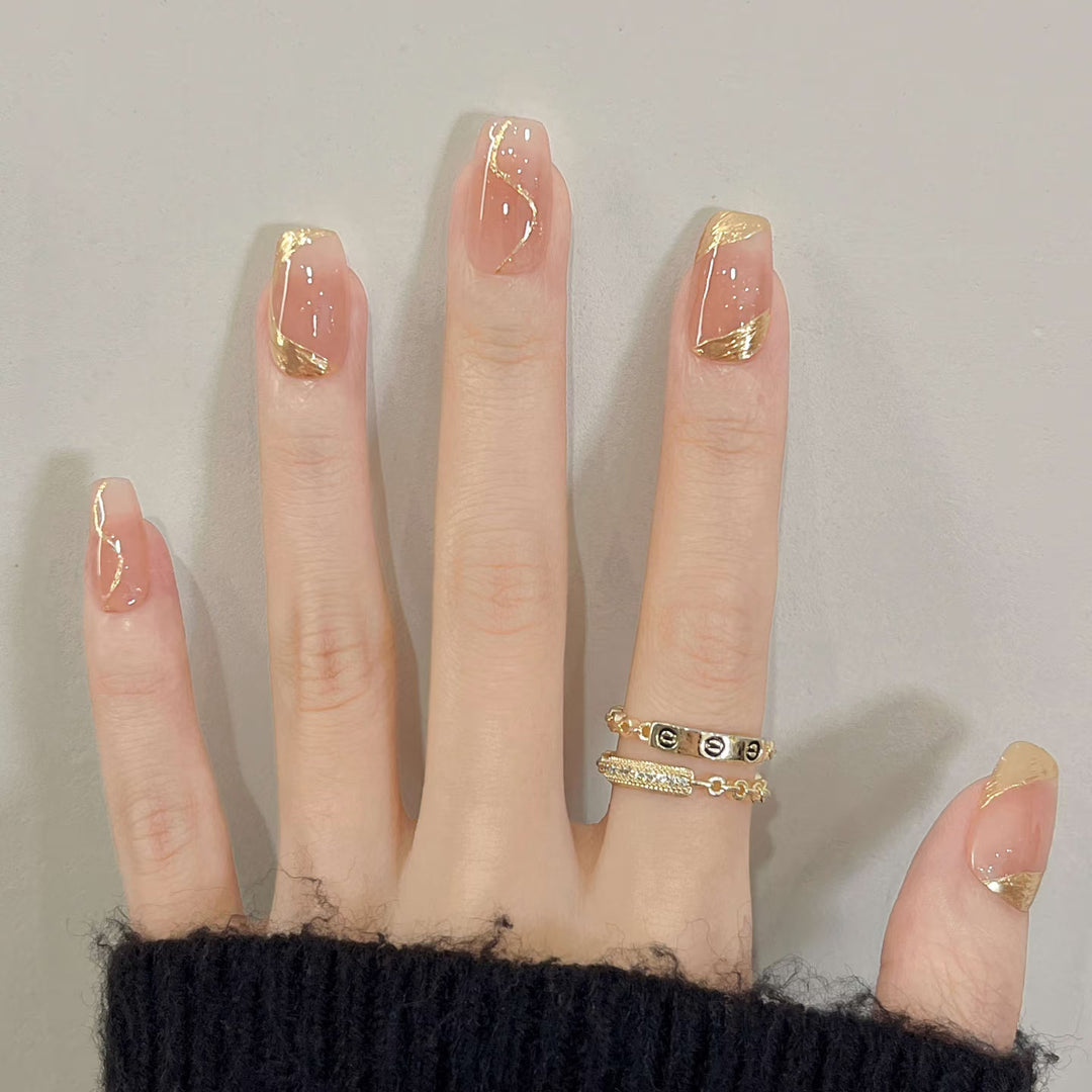 Elegantes Press-On-Nagelkunst-Set mit goldenen Akzentdesigns