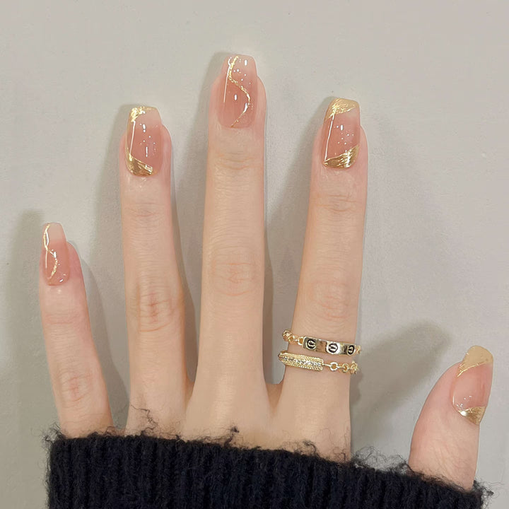 Elegantes Press-On-Nagelkunst-Set mit goldenen Akzentdesigns