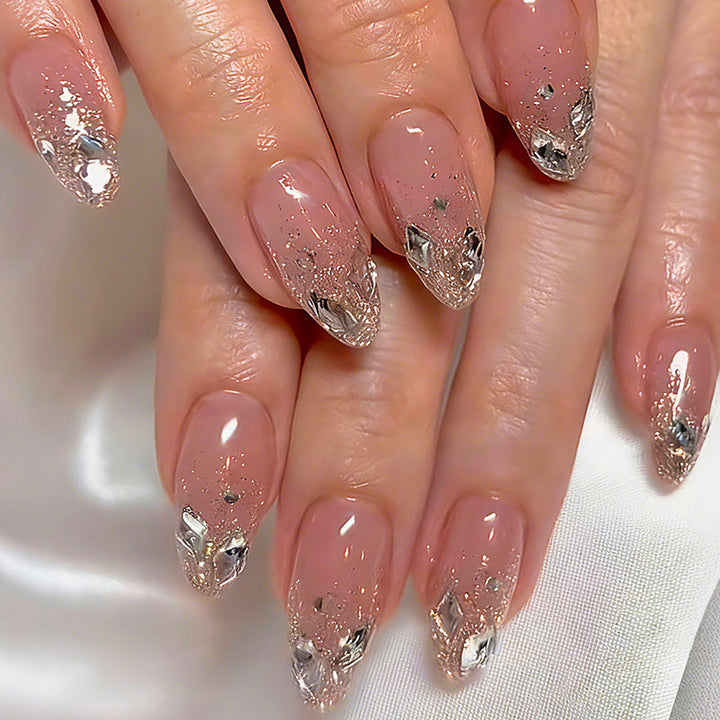 Dekorativer Druck-Nagelset mit eleganten silbernen Akzenten Karnz