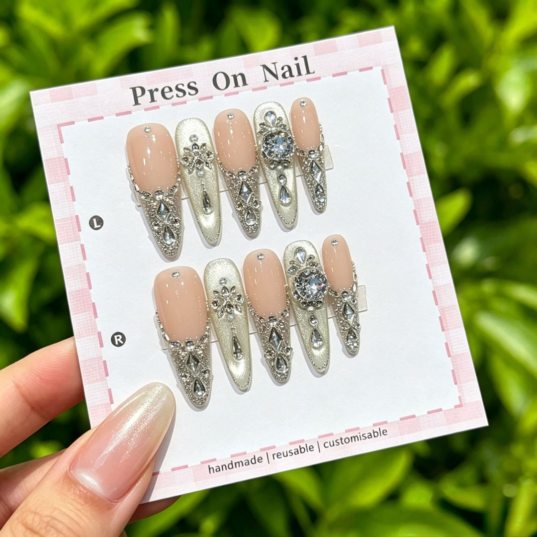Dekoratives Press-On Nagelkunstset mit eleganten Edelsteinen