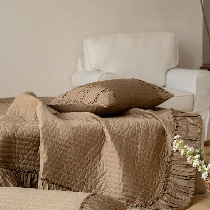 Gesteppte Baumwoll‑Tagesdecke im japanischen Wabi‑Sabi‑Stil mit Längssteppung und Volant