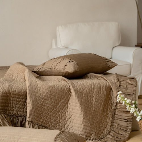 Gesteppte Baumwoll‑Tagesdecke im japanischen Wabi‑Sabi‑Stil mit Längssteppung und Volant