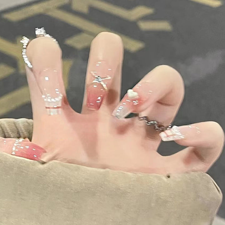Kunstvolle Nagelsets mit floralen Akzenten Karnz