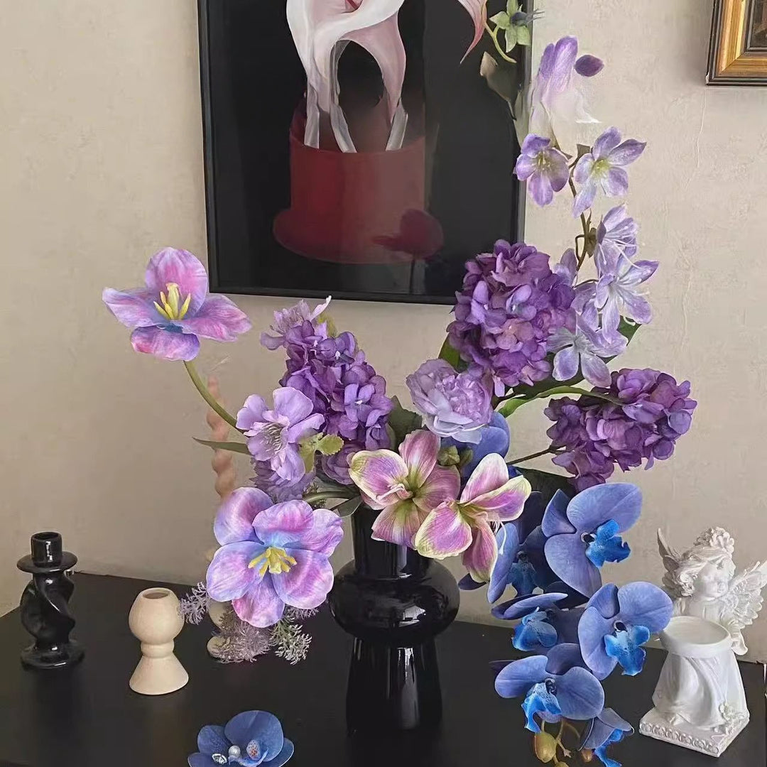 Lebensechtes Blumenarrangement in eleganter Vase