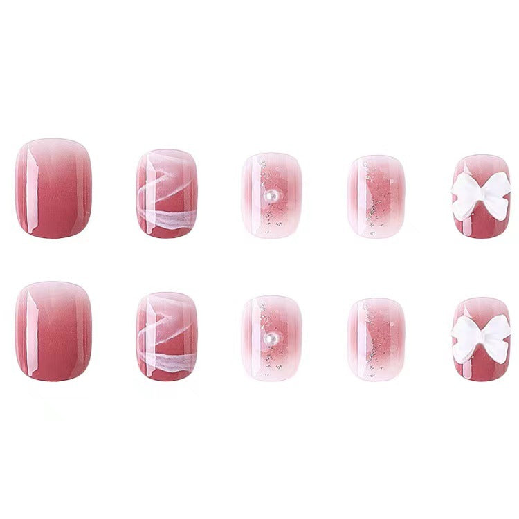 Glamouröse Nagelkunst mit Perlen- und Schleifenakzenten Karnz