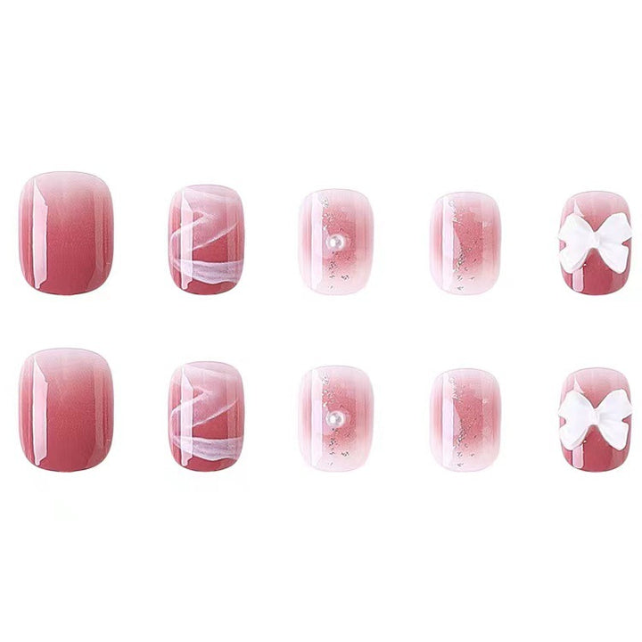Glamouröse Nagelkunst mit Perlen- und Schleifenakzenten Karnz