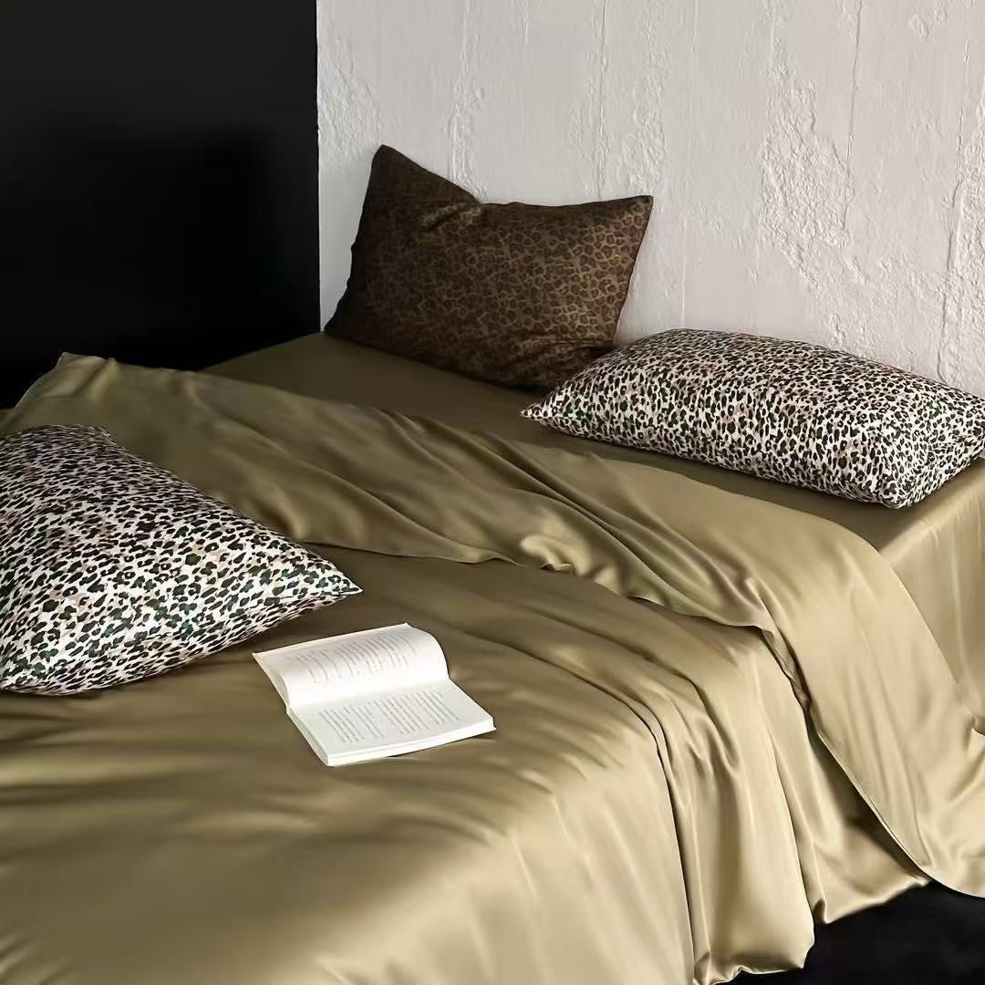 Seidenglänzende Satin-Bettwäschegarnitur mit glattem Fall und Animal-Print-Kissen
