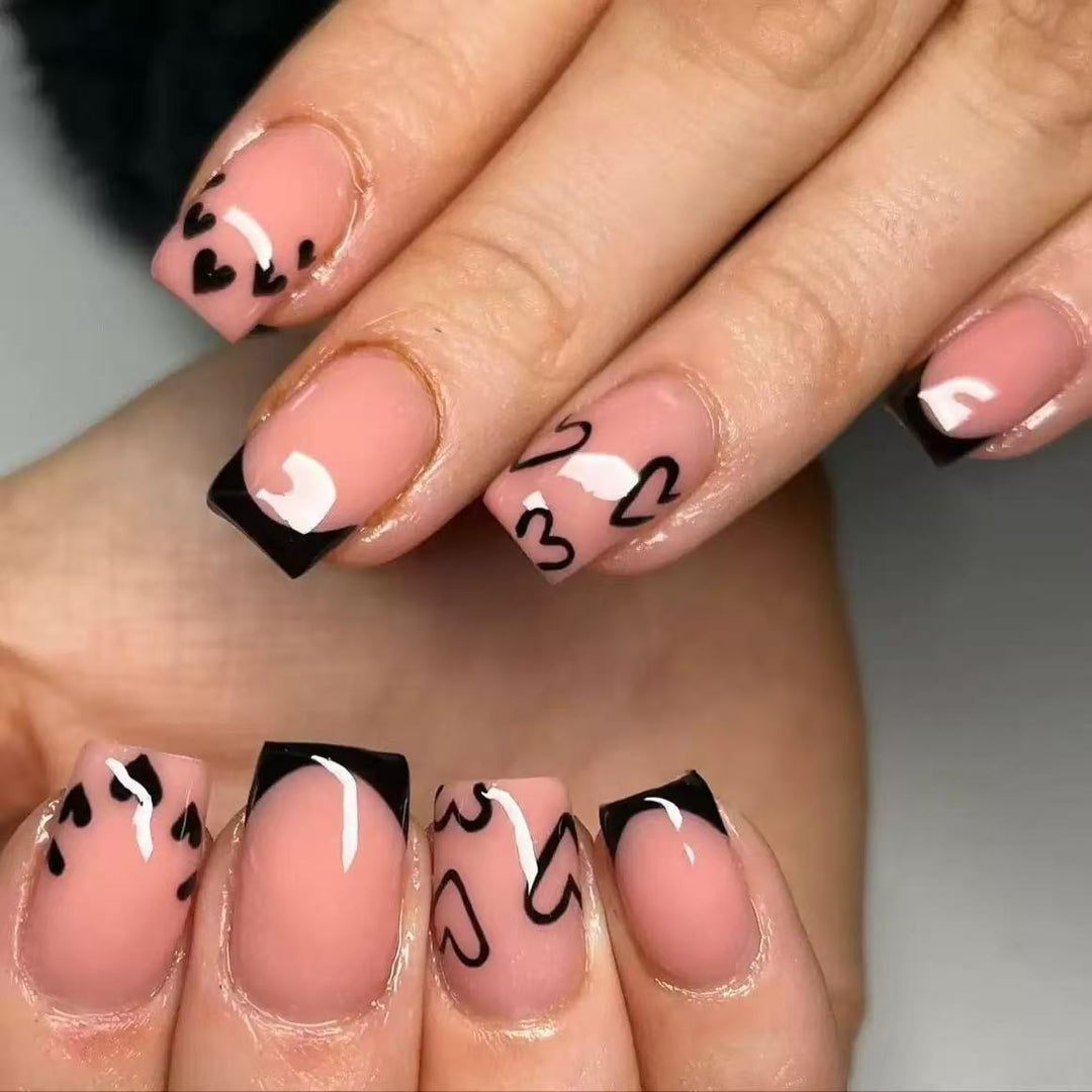 Kunstnagelset mit kreativen Herz- und Schwarz-Weiß-Design Karnz
