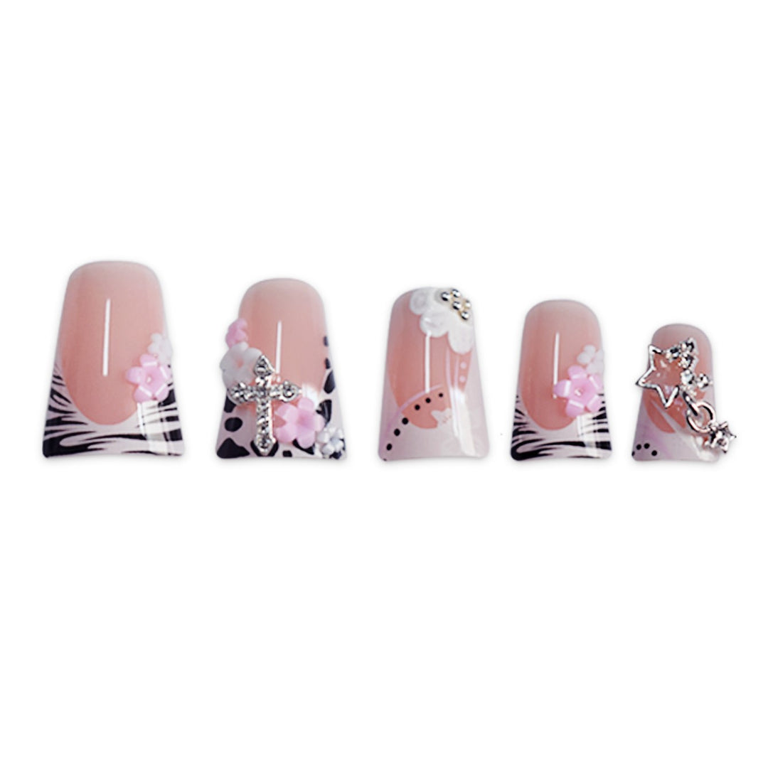 Künstlerische Nagelkunst Karnz