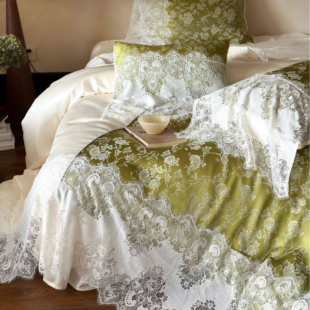 Satiniertes Bettwäsche-Set mit floraler Jacquardstruktur und feiner Spitzenbordüre