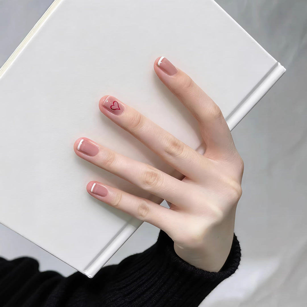 Elegantes Press-On-Nagelkunst-Set mit Herzdesign